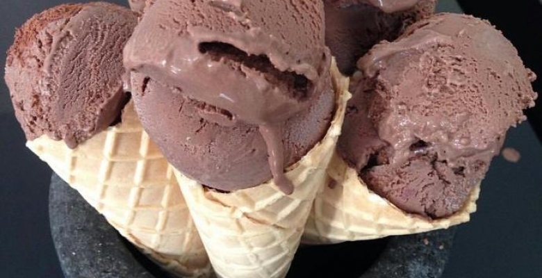 İki Malzemeli Kakaolu Dondurma Tarifi İki Malzemeli Kakaolu Dondurma Tarifi