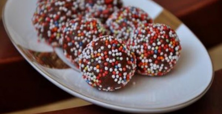 Çikolatalı Meyveli Tatlı Topları Çikolatalı Meyveli Tatlı Topları