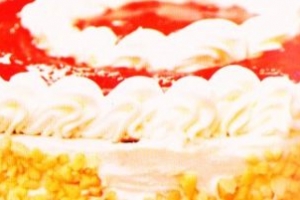 Çilekli Fındıklı Pasta Tarifi Çilekli Fındıklı Pasta Tarifi