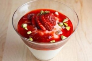 Kupta Çilekli ve Kakaolu Tiramisu Tarifi Kupta Çilekli ve Kakaolu Tiramisu Tarifi