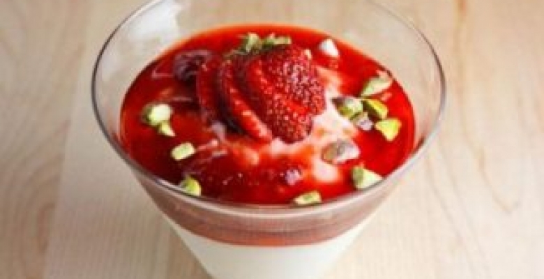 Kupta Çilekli ve Kakaolu Tiramisu Tarifi Kupta Çilekli ve Kakaolu Tiramisu Tarifi