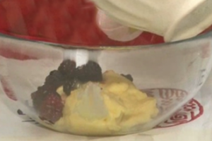 Meyveli Pasta Krema Tarifi Meyveli Pasta Krema Tarifi