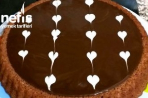 Tart Kalıbında Çikolata Soslu Kek Tart Kalıbında Çikolata Soslu Kek