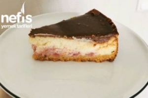 Çikolatalı Çilekli Cheesecake Çikolatalı Çilekli Cheesecake