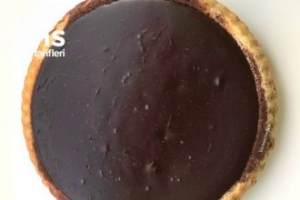 İki Renkli Çikolata Soslu Kek Tarifi Videolu İki Renkli Çikolata Soslu Kek Tarifi Videolu
