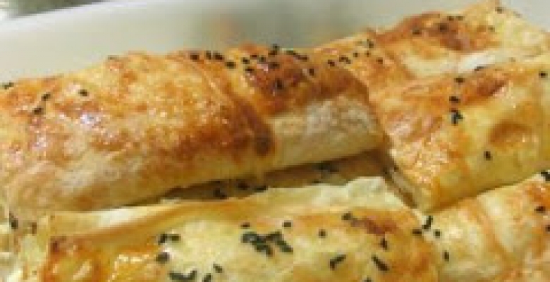 Uno Pandispanya ve Sade Kremalı Muzlu Pasta Uno Pandispanya ve Sade Kremalı Muzlu Pasta