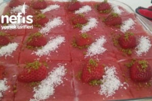 3 Katlı Pandispanyalı Kremalı Çilekli Pasta 3 Katlı Pandispanyalı Kremalı Çilekli Pasta