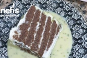 Bisküvi Pastası Çikolata Soslu (Birde Böyle Deneyin) Bisküvi Pastası Çikolata Soslu (Birde Böyle Deneyin)