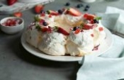 Çilekli Ve Gül Lokumlu Pavlova Çelengi Çilekli Ve Gül Lokumlu Pavlova Çelengi