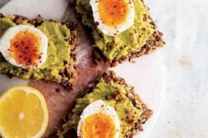 Çekirdekli Bar Üzerinde Yumurta Ve Avokado Çekirdekli Bar Üzerinde Yumurta Ve Avokado