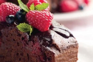 Çikolatalı, Ahududulu Ve Çikolata Soslu Kek Çikolatalı, Ahududulu Ve Çikolata Soslu Kek