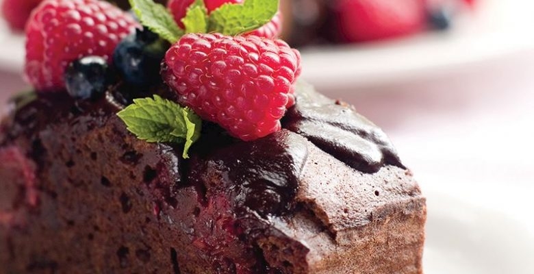 Çikolatalı, Ahududulu Ve Çikolata Soslu Kek Çikolatalı, Ahududulu Ve Çikolata Soslu Kek