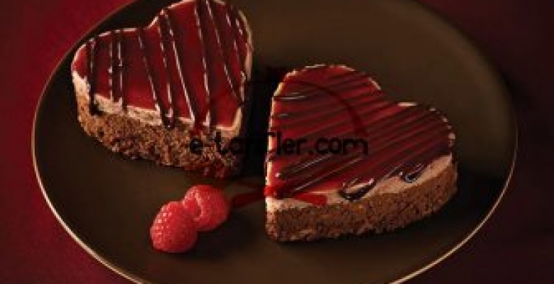 Çilekli Kalp Pasta Tarifi Çilekli Kalp Pasta Tarifi