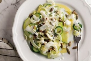 Elma Ve Rezene Salatası Elma Ve Rezene Salatası