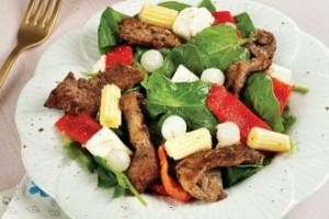 Etli Ve Peynirli Ispanak Salatası Etli Ve Peynirli Ispanak Salatası