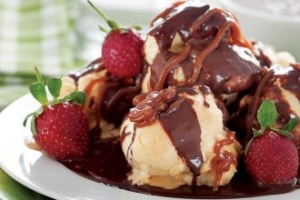 Karamel Soslu Dondurmalı Profiterol Karamel Soslu Dondurmalı Profiterol