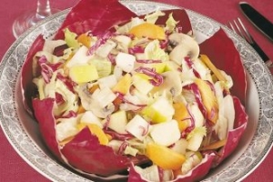 Kırmızı Lahana Yaprağında Kış Salatası Kırmızı Lahana Yaprağında Kış Salatası