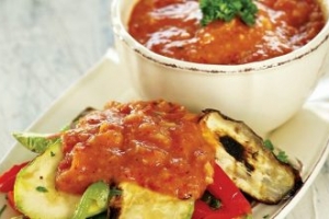 Közlenmiş Domates Soslu Sebze Salatası Közlenmiş Domates Soslu Sebze Salatası