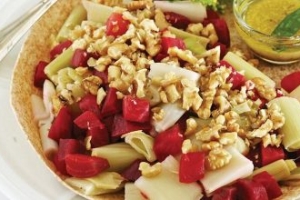 Lavaş Üzeri Pancarlı Pırasa Salatası Lavaş Üzeri Pancarlı Pırasa Salatası