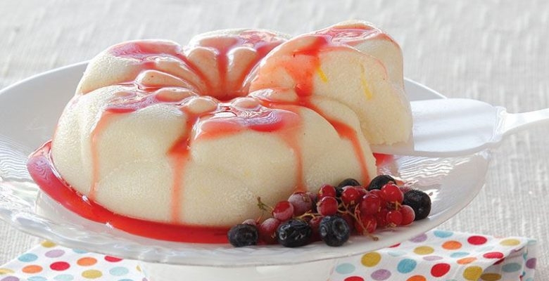 Meyve Soslu İrmik Tatlısı Meyve Soslu İrmik Tatlısı