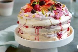 Orman Meyveli Ve Antep Fıstıklı Pavlova Orman Meyveli Ve Antep Fıstıklı Pavlova