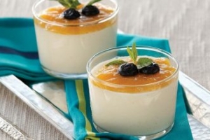 Şeftali Soslu Ve Damla Sakızlı Muhallebi Şeftali Soslu Ve Damla Sakızlı Muhallebi