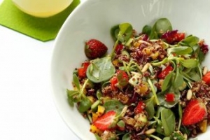 Semizotlu Ve Çilekli Kinoa Salatası Semizotlu Ve Çilekli Kinoa Salatası
