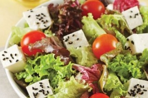 Beyaz Peynirli Akdeniz Salatası Beyaz Peynirli Akdeniz Salatası