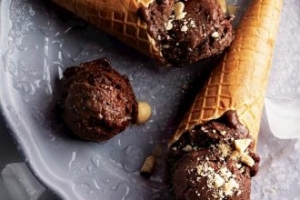 Kakaolu Ve Çikolata Parçacıklı Dondurma Kakaolu Ve Çikolata Parçacıklı Dondurma