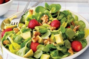 Cevizli Ve Çilekli Semizotu Salatası Cevizli Ve Çilekli Semizotu Salatası