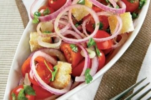 Ekmekli Ve Domatesli Soğan Salatası Ekmekli Ve Domatesli Soğan Salatası