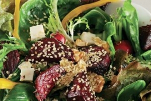 Keçi Peynirli Pancar Salatası Keçi Peynirli Pancar Salatası