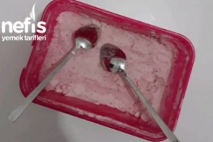 Az Şekerli Çilekli Dondurma Az Şekerli Çilekli Dondurma