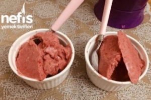 Çilekli-Muzlu Dondurma Şekersiz Çilekli-Muzlu Dondurma Şekersiz