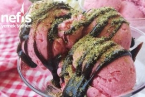 Çok Kolay Az Malzemeli Çilekli Dondurma Çok Kolay Az Malzemeli Çilekli Dondurma