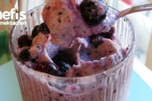 Donmuş Muz ve Yabanmersini Milk-Shake Donmuş Muz ve Yabanmersini Milk-Shake