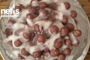 Mısır Gevrekli Yalancı Dondurma ( Muhallebi Ve Kakaolu Soslu ) Mısır Gevrekli Yalancı Dondurma ( Muhallebi Ve Kakaolu Soslu )