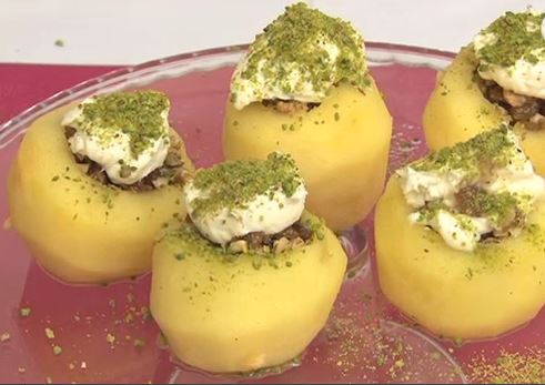 Kaymaklı Fıstıklı Elma Dolması Tatlısı Kaymaklı Fıstıklı Elma Dolması Tatlısı