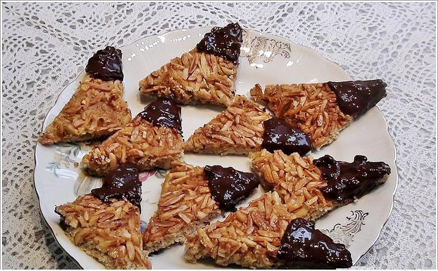 Çikolata Soslu Bademli Şekerleme Tatlısı