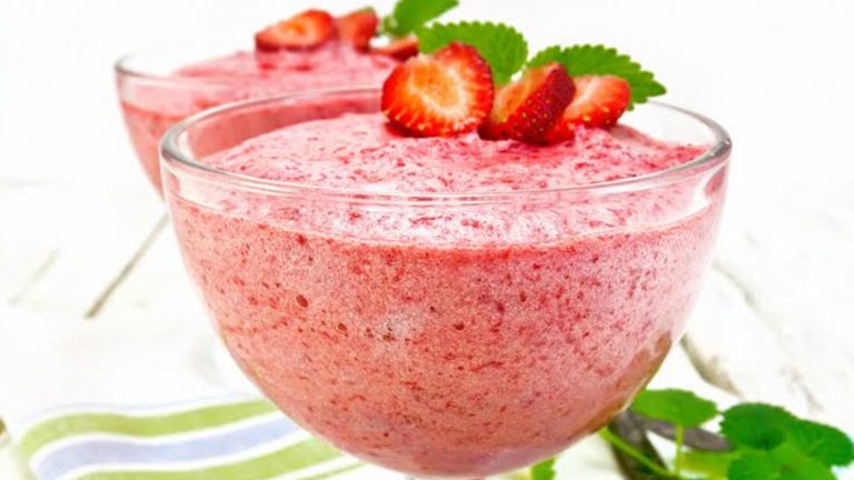 Sütlü Çilekli İrmik Tatlısı