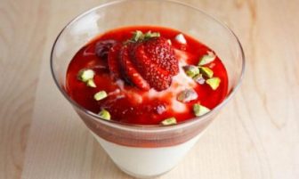 Kupta Çilekli ve Kakaolu Tiramisu Tarifi Kupta Çilekli ve Kakaolu Tiramisu Tarifi