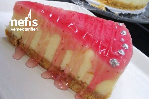 Pişmeyen Enfes Orman Meyve Soslu Chessecake