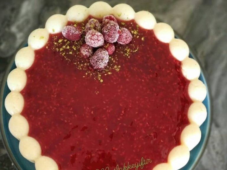 Ahududu Soslu İrmik Tatlısı