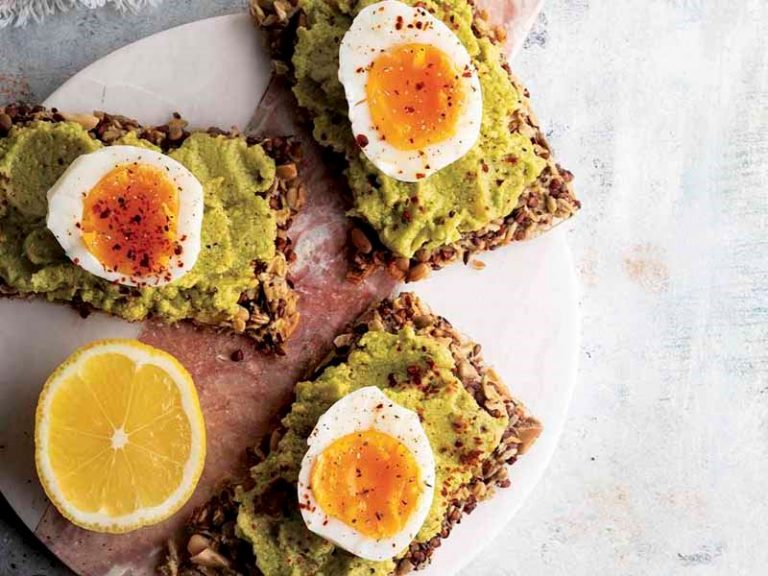 Çekirdekli Bar Üzerinde Yumurta Ve Avokado