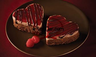 Çilekli Kalp Pasta Tarifi