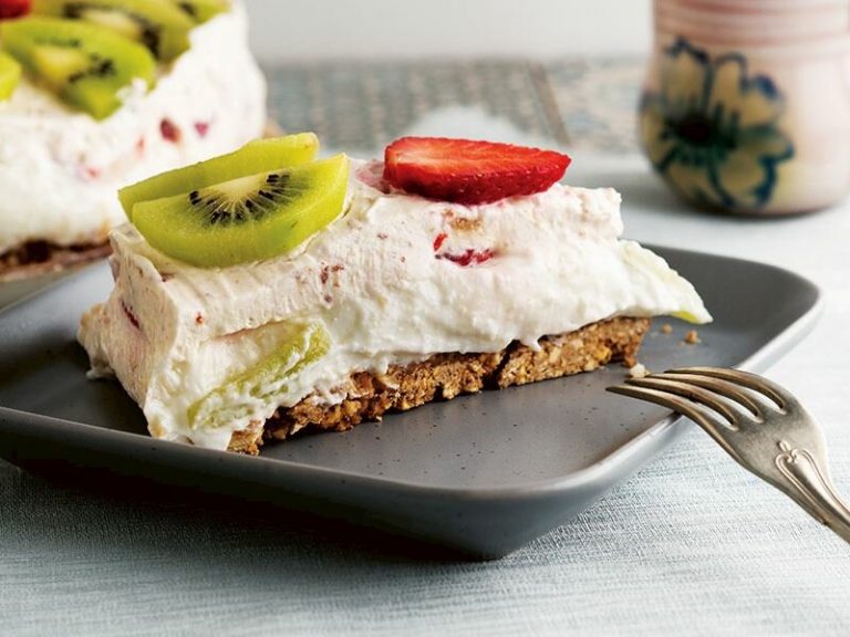 Hurmalı Pişmeyen Yoğurt Tatlısı