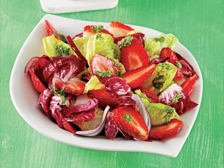 Pesto Soslu Çilekli Salata