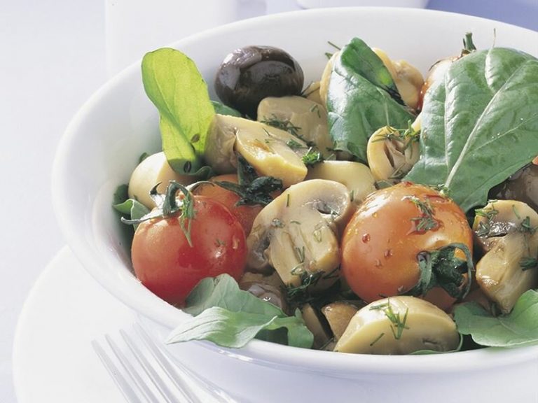 Rokalı Mantar Salatası