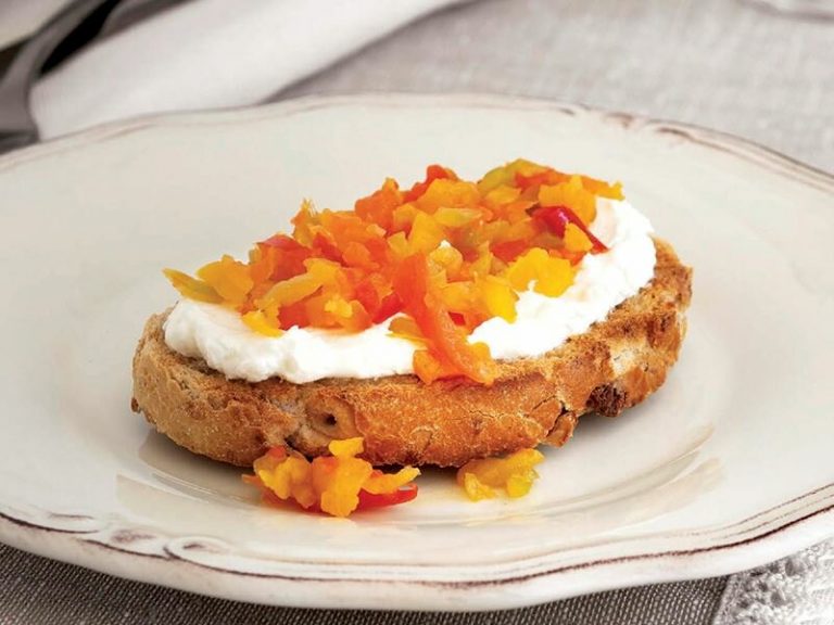 Üç Renkli Biber Salatası