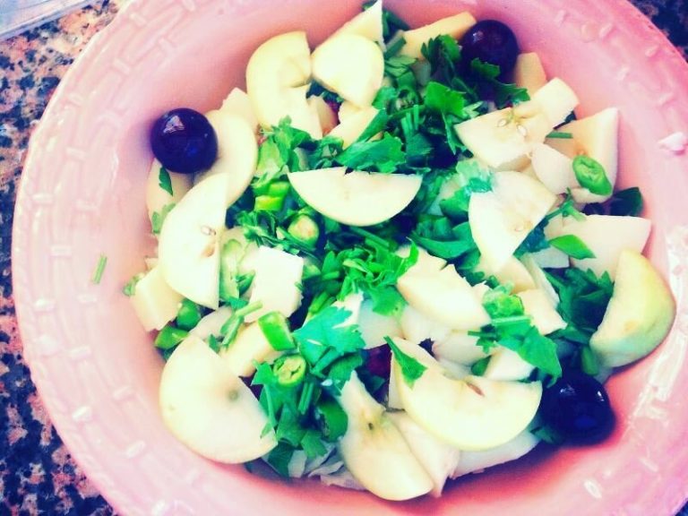 Yeşil Elmalı Ve Üzümlü Salata